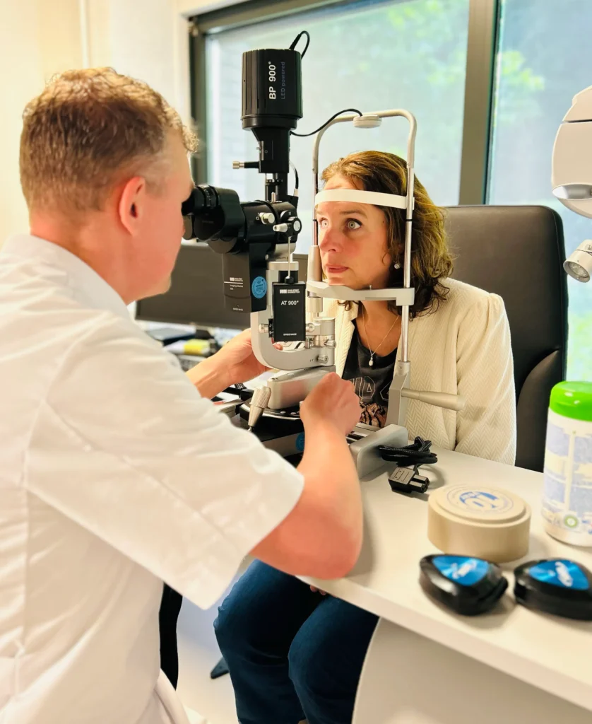 Vooronderzoek Nationaal oogcentrum Naarden Optometrist voert een quickscan uit en meet de ogen op bij het Nationaal Oogcentrum